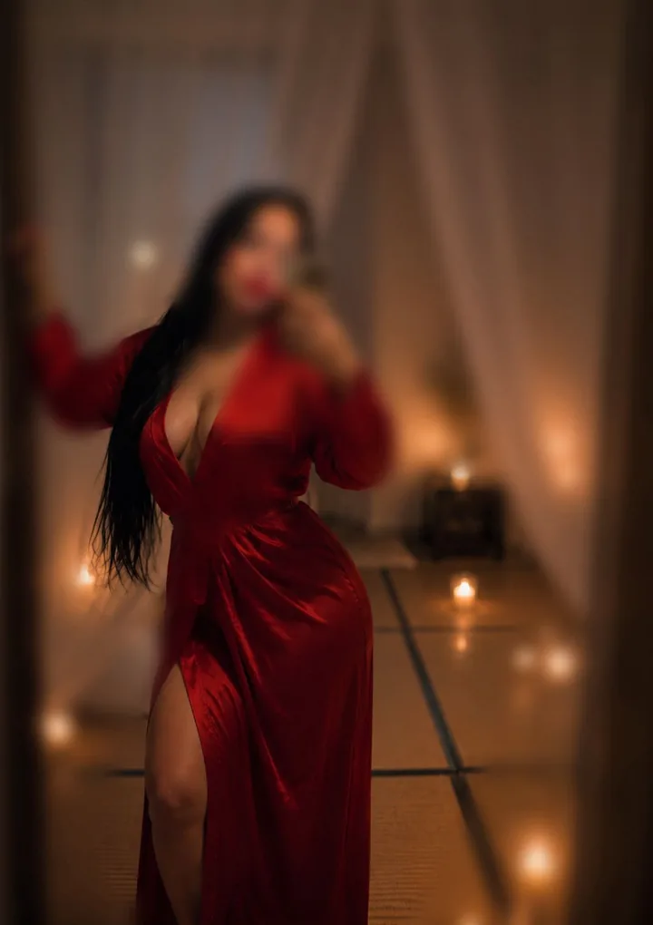 Terapeuta con vestido rojo en un ambiente cálido y privado