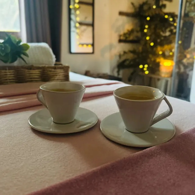 Dos tazas de café de cortesía preparadas sobre la camilla