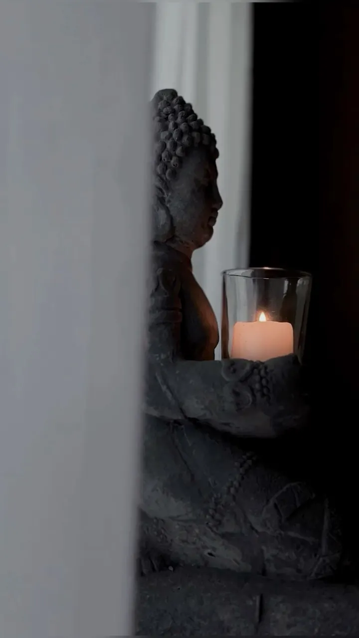 Buda con vela en un ambiente privado